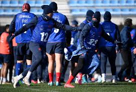 Quel plaisir d'accueillir ces joyeux supporters paradant en kilt au son ancestral des cornemuses. Rugby Le Match France Ecosse De Dimanche Est Reporte