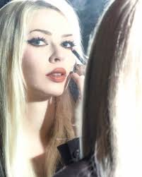 Lily @lilynailz 💋 en la Ciudad de México #film Nails: @lilynailz Makeup:  @adrianglezc Hair: @interdimensionalife Styling: @zaha_osuna 🤎