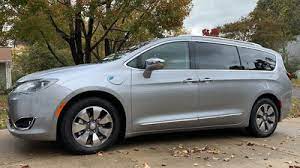 2018 chrysler pacifica hybrid ownership review. 2018 Chrysler Pacifica Hybrid Uconnect And Carplay Review Macrumors