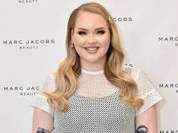 Dutch youtuber nikkie de jager, who is famous for her makeup videos. Nikkietutorials Reflects On Her Childhood As A Transgender Woman