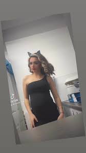 9 months pregnant and they still be watching ✌️✌️ 😘