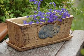 Truhlik Kocka Na Objednavku Truhlik Je Keramicky Dlouhy 32cm Siroky 13 5 Vysoky 13 Cm Je S Podmiskou Kt Clay Wall Art Flower Pots Flower Pot Garden
