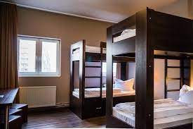 Bed (1pers), bedside table, clothes rack, shelves, (desk)table, armchair. Mehrbettzimmer Smart Stay Hotels