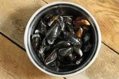 Should uncooked mussels float?