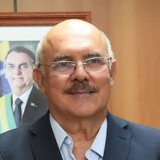 Ex-ministro coloca vidas em risco ao violar regras de manuseio de arma