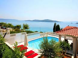 Freistehendes Haus Nur 30 M Zum Meer Mit Beheiztes Pool Split Trogir Region Das Ferienhaus Ist S Ferienhaus Ferienhaus Kroatien Am Meer Ferienhaus Frankreich