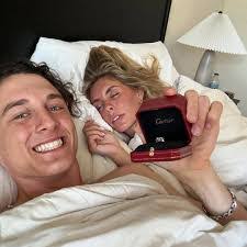 Sandy Hannah's Instagram, Twitter & Facebook