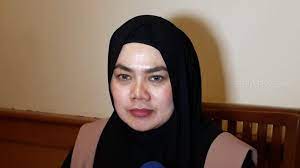 Hal itu terlihat saat dirinya trekking di kawasan sentul bogor. Sempat Copot Hijab Begini Penampilan Terbaru Sarita Abdul Mukti