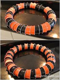 Quali sono le feste più importanti del nostro calendario? Tell It To Your Neighbor Halloween Solo Cup Wreath Fall Halloween Decor Halloween Crafts Holiday Crafts