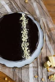Glanzstuck Mirror Glaze Torte Mit Schokolade Und Erdnuss Toffee Mirror Glaze Rezept Schokolade Schokomousse Torte