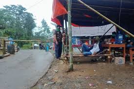 Lockdown bakal menghambat penyebaran virus corona namun berpotensi menurunkan ekonomi. Satu Dusun Di Purbalingga Local Lockdown Warga Diberi Biaya Hidup Rp 50 000 Per Hari Halaman All Kompas Com
