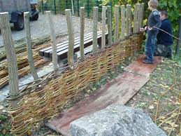 Bildergebnis Fur Diy Holzlattenzaun Garten Naturzaun Gartenprojekte