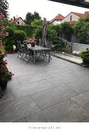 Das verlegen von bodenplatten ist eine tätigkeit die nicht nur vom fachmann erledigt werden kann, sondern zusammen mit ihnen finden wir die perfekten bodenplatten für ihren garten oder terrasse. Terrassenideen Mit Grauen Terrassenplatten Wirkt Modern Und Wohnlich Kundenprojekt Hinterhof Terrassen Designs Garten Fliesen Gartengestaltung