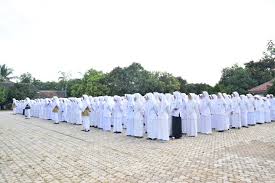 Di jakarta saya diterima sekolah di pondok pesantren moderen darunnajah tepatnya di keayoran lama pesanggrahan jakarta selatan. Biografi Pendiri Pondok Pesantren Darunnajah K H Abdul Manaf Mukhayyar