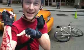 In manhattan, a bike messenger picks up an envelope that attracts the interest of a dirty cop, who pursues the cyclist throughout the city. Bloody Nightmare For Inception Star Joseph Gordon Levitt S As He Crashes His Bike Into A Taxi Daily Mail Online