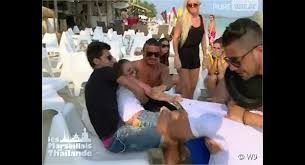 Véritable mirage au coeur du désert, avec ses plages de rêve et ses paysages des mille et une nuits. Antonin Les Marseillais En Thailande Bagarre Avec Manue Apres Son Aveu D Infidelite Purebreak