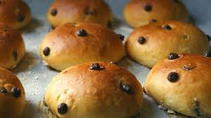 Douces Moelleuses Et Genereusement Garnies De Mini Pepites De Chocolat Ces Petites Brioches Regalent Petits Et En 2020 Petite Brioche Pepite Chocolat Brioche Facile
