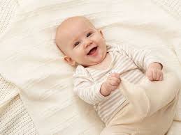 Mengenal Apa Yang Terjadi Pada Perkembangan Bayi 3 Bulan Lebih Aktivitas Bayi Kesehatan Bayi Produk Bayi