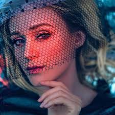 Lisa Chamberlain's Instagram, Twitter & Facebook