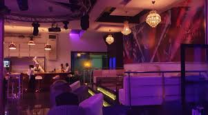 Qui apprécient, la proximité avec tous les commerces (boulangerie, supermarchés), restaurants, et divertissements (bar / lounges, boite de nuit.). Billionaire Club Baab