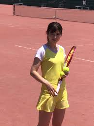 黄色のテニスウェア姿が眩しい 佐藤朱のテニスイベント 写真まとめ チーム8まとめりか akb48team8まとめ テニスファッション テニス 女子 テニスウェア