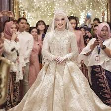 Jul 21, 2019 · halo sobat, dipostingan ini kami akan memberikan informasi populer mengenai tema acara halal bihalal. Baju Pengantin Adat Sunda Modern Berhijab Adat Budaya Indonesia