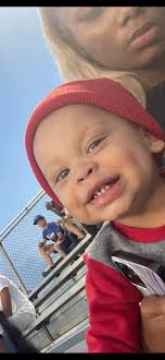 Can someone delete the background from this photo?