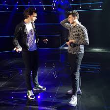 As the song builds, it slowly comes apart, illuminated by dazzling monochromatic lights. The Voice Season 8 France 2019 Page 30 Mika News And Press Mika Fan Club