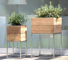 Hochgestellter Blumenkasten Aus Teakholz Der Die Naturliche Schonheit Von Blumen Krauter Und Pflanzen Auf Balkon Und T Pflanzgefasse Pflanzenkubel Gartenarten