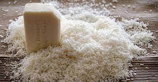 Realizzare detersivi fatti in casa permette di non entrare a contatto con i molti agenti chimici presenti nei detergenti moderni e che sono spesso causa di allergie, intolleranze e altre malattie della pelle. Detersivi Bio Fatti In Casa Ricette Pavimenti E Bucato