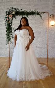 Maybe you would like to learn more about one of these? Tragerloses Plus Size Brautkleid Aus Spitze Mit Herzausschnitt Und Transparenten Rucken Stella York Brautkleider