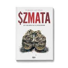A ripped article of clothing worn by a person 3. Szmata Oficjalnia Strona Wydawnictwa Sqn Www Wsqn Pl