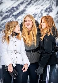 Op het account @f_4_u2 plaatst het modeprinsesje zo nu en dan haar favorieten op het gebied van mode, accessoires en beauty. Zoeken Amalia En Alexia Steeds Meer De Schijnwerpers Op