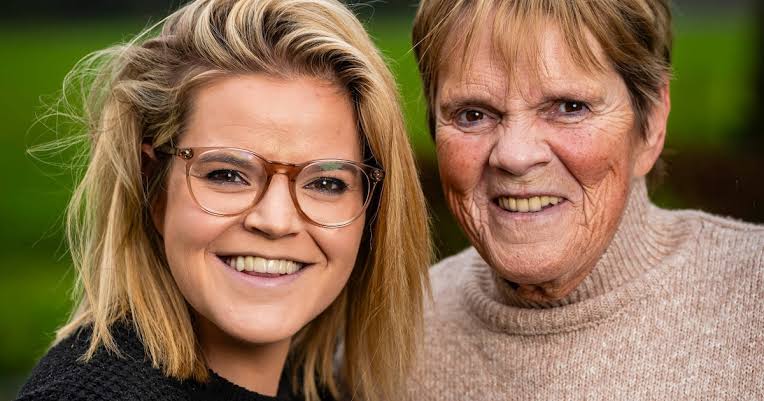 Celien Hermans neemt afscheid van mama Margriet: “We hielden elkaars hand  vast tot we wel moesten loslaten” | Showbizz | HLN.be