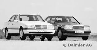 Mercedes Benz C Klasse Limousine Der Baureihe 202 Links Und Kompaktklasse Limousine Der Baureihe 201 Mercedes Benz 190e Mercedes Daimler Benz