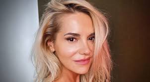 Ale teď když byla taková pomalejší doba, byl tam prostor být takzvaně. Dara Rolins Priznala Operaciu Nosa Aky Darcek Dala Plastickemu Chirurgovi Ereport Sk