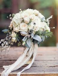 Bouquet de fleurs blanches pour mariage printanier. Mariage D Hiver Quelles Fleurs Pour Composer Son Bouquet De Mariee