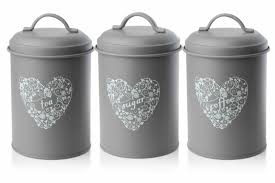Tantissima oggettistica in ferro per cucina, tanti accessori e complementi in ferro da utilizzare in cucina tutto rigorosamente country e shabby chic. Accessori Per Cucine Shabby Chic Moderne Dei Barattoli Grigi Con Un Cuore Bianco Per Caffe Sale E Zucchero Cucina Shabby Chic Shabby Chic Shabby