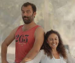 Şevket çoruh, 30 haziran 1973 tarihinde i̇stanbul'da dünyaya geldi. Iste Sevket Coruh Un 20 Yasindaki Kizi