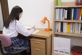 机で勉強をする女子高校生 写真素材 [ 6855590 ] - フォトライブラリー photolibrary