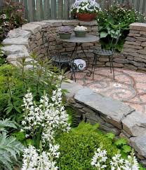 Erfahren sie, wie sie einen hang im garten richtig mit pflanzen befestigen. Ideen Mit Mauern Und Treppen Living At Home