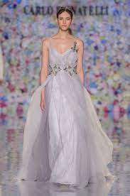 Nata a milano, eredita la vena artistica dal padre che dipinge quadri a olio e decide di dedicarsi al disegno e alla moda. Foto Abiti Da Sposa Colore Grigio