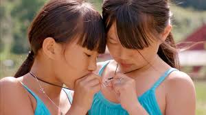 Från en papplåda till var sitt hörn av världen