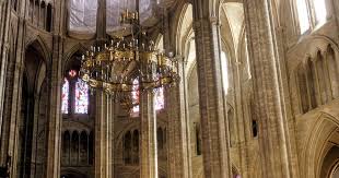 Je meurs de me reposer allongé, las, dans mon alcôve isolé de la lumière fauve. Kathedrale Saint Etienne In Bourges
