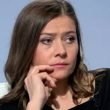 Во время выступления девушка начала возмущаться тем, что идрак не ответил на её вопрос, а затем облила его пивом и ударила по голове. Rossijskij Komik Oskorbil Zritelnicu Vo Vremya Vystupleniya I Poluchil Po Golove Internet Internet I Smi Lenta Ru