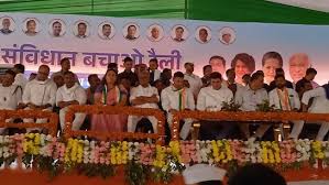 MP में कांग्रेस नेताओं को मंच का नहीं छूट रहा मोह, दिग्विजय सिंह ने किया अब  नीचे बैठने का फैसला | MP Congress