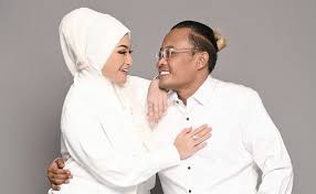 Sule bahkan menyebut sang istri tengah hamil besar dan tak lama lagi akan melahirkan. Sule Bersyukur Nathalie Holscher Hamil Anak Laki Laki Atau Perempuan Tak Masalah