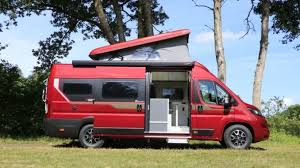 Test, photos, vidéos pour bien choisir votre futur fourgon ou van aménagés. Le Toit Levable Sur Les Grands Fourgons Fiat Ducato Mercedes Sprinter Van Life Magazine