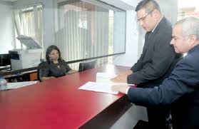 Miguel godoy estuvo este mediodía en las oficinas de cobranzas de la ande donde se registró una larga fila de consumidores para reclamar el elevado monto que deben pagar. Miguel Godoy Servin Moopio Com