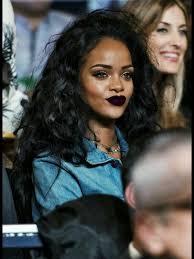 This particular shade of black has inky, cool undertones to it that gives her strands a glossy finish. Rihanna Strong Makeup Black Lips Wavy Hair Cooles Makeup Haar Styling Makeup Trends